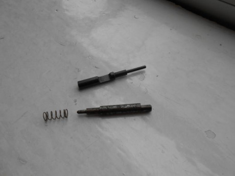 saludos:pido ayuda de identificacion de estas piezas que tambien vendo por 20 euros las agujas percutoras 11