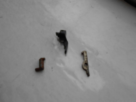 saludos:pido ayuda de identificacion de estas piezas que tambien vendo por 20 euros las agujas percutoras 10