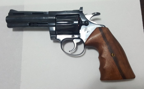 ***RETIRADA DE LA VENTA***

Vendo cachas de madera validas para Colt de armazón D (Colt Diamondback, Colt 01