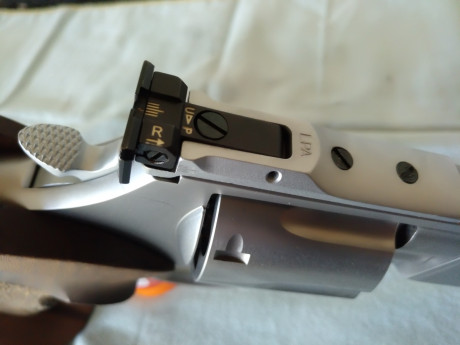 Hola, vendo este excepcional revolver, despues de pensarlo mucho y asumir el coste emocional de perderlo.
Está 00