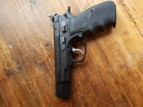 Vendo cz75b por 250 euro porte incluido .con dos juegos de miras dos cargadores y maletin nunca se ha 10