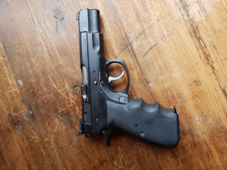 Vendo cz75b por 250 euro porte incluido .con dos juegos de miras dos cargadores y maletin nunca se ha 20