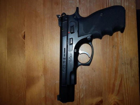 Vendo cz75b por 250 euro porte incluido .con dos juegos de miras dos cargadores y maletin nunca se ha 30