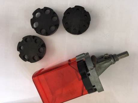 Recogiendo el trastero empiezan a salir cosas que no necesito. Como pone el título vendo los siguientes 02