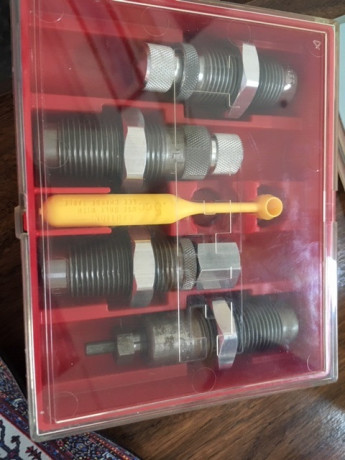 Vendo juego de 4 Dies Lee del .38 SPL, con muy poco uso. Habrán recargado 2000 cartuchos, no más.
precio 00