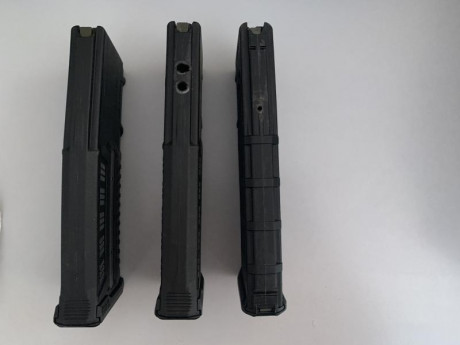 3 cargadores uno magpul m2 y dos promag con ventana dos de los cargadores llevan unos agujeros para limitarlos 01