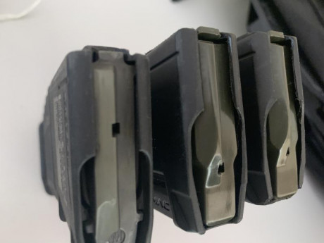 3 cargadores uno magpul m2 y dos promag con ventana dos de los cargadores llevan unos agujeros para limitarlos 00