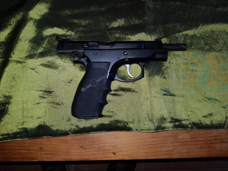 Vendo cz75b por 250 euro porte incluido .con dos juegos de miras dos cargadores y maletin nunca se ha 00