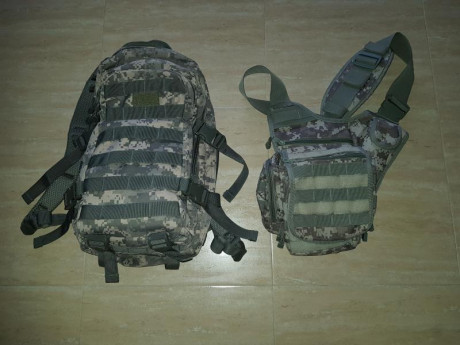 Usados pero en  perfecto estado. La mocila es de 20 litros. Los dos con sistemas Molle y muy acolchados 01