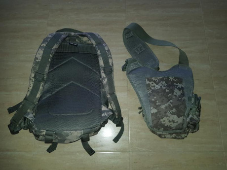Usados pero en  perfecto estado. La mocila es de 20 litros. Los dos con sistemas Molle y muy acolchados 00