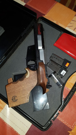 Un amigo (Fernando 679 59 12 08) por lesión de un hombro VENDE: Pistola BENELLI mod. WORLD CUP, con dos 12
