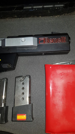 Un amigo (Fernando 679 59 12 08) por lesión de un hombro VENDE: Pistola BENELLI mod. WORLD CUP, con dos 11