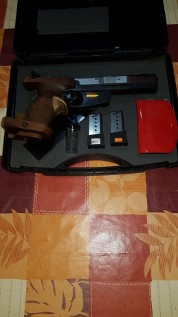 Un amigo (Fernando 679 59 12 08) por lesión de un hombro VENDE: Pistola BENELLI mod. WORLD CUP, con dos 10