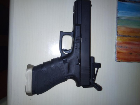 Glock 17C Gen 4. Perfecto estado, muy poco uso. Equipado con un visor de punto rojo SHIELD RMS 8 m.o.a 02