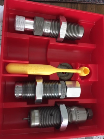 Pues vendo unos Dies del calibre 44-40, que no uso. Habré recargado unos 700 cartuchos en total. Ya sabeis 00