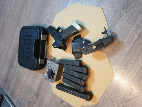 Hola por no emplear me vendo glock 17
5 cargadores con tapa+2 
1 cargador 32 
Visor para optical
Funda 02