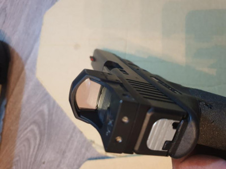 Hola por no emplear me vendo glock 17
5 cargadores con tapa+2 
1 cargador 32 
Visor para optical
Funda 11