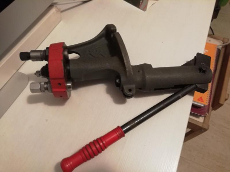 Buenas noches.
Vendo prensa Lyman semiprogresiva. 
Como vereis en las fotografías, podéis poner dos calibres 02