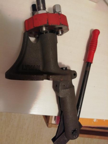 Buenas noches.
Vendo prensa Lyman semiprogresiva. 
Como vereis en las fotografías, podéis poner dos calibres 01