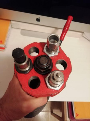 Buenas noches.
Vendo prensa Lyman semiprogresiva. 
Como vereis en las fotografías, podéis poner dos calibres 00