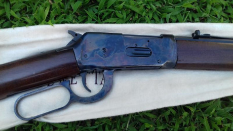   Buenas tardes

Pongo en venta un Winchester 94 un tanto especial, se trata de la versión Trails End 01