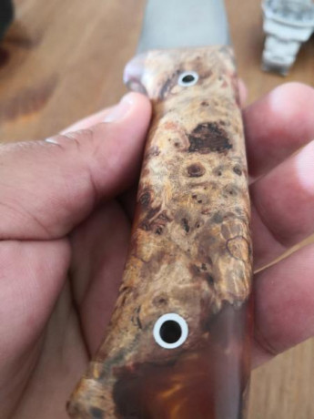 Cuchillo artesanal en acero 80crv2 emcabado en una preciosa madera estabilizada con separadores rojos 01
