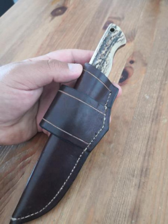 Cuchillo artesanal dakka en acero k110 y emcabado en asta de ciervo con separadores rojos 10 cm de hoja 01