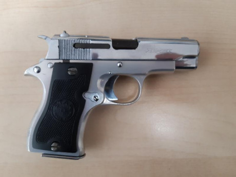 Pues eso ando buscando una pistola del 9 corto, económica y que no abulte demasiado  :P 20