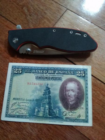Vendo esta navaja tactica de unas medidas considerables y en acero 9cr13MoV, esta nueva, sin uso.
Abierta 01
