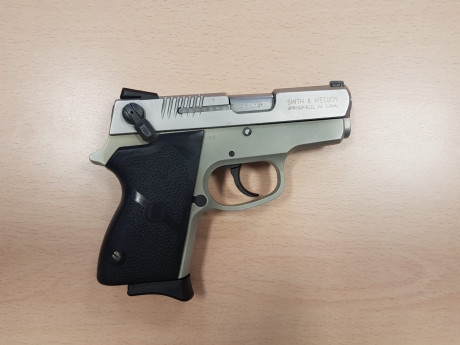 Hola! Pongo a la venta la pistola smith&wesson 
CS-9, Calibre 9 parabellum, longitud decañón 7,6 cm. 01
