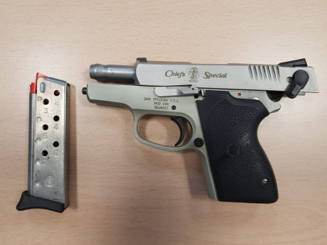 Hola! Pongo a la venta la pistola smith&wesson 
CS-9, Calibre 9 parabellum, longitud decañón 7,6 cm. 00