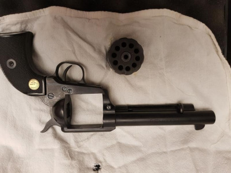 Se vende revolver  simple acción muy nuevo por 175. € contactar por wuasap 640533504 saludos Askasa 20190503_200827.jpg 01