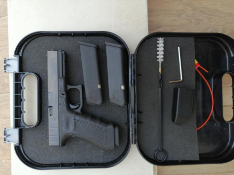 Pongo a la venta glock 17.de 4 generación con maletin original, baqueta, 3 cargadores. Esta en muy buen 01