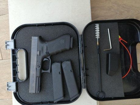 Pongo a la venta glock 17.de 4 generación con maletin original, baqueta, 3 cargadores. Esta en muy buen 00