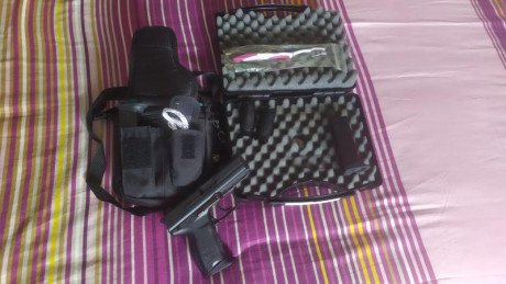 Hola, vendo HK P2000 con dos cargadores, caja, utensilios, dos cachas y bandolera para portar de paisano.

Está 02