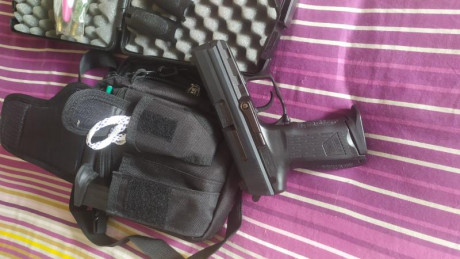 Hola, vendo HK P2000 con dos cargadores, caja, utensilios, dos cachas y bandolera para portar de paisano.

Está 01