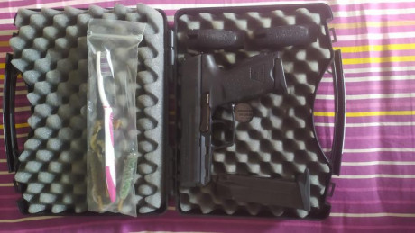 Hola, vendo HK P2000 con dos cargadores, caja, utensilios, dos cachas y bandolera para portar de paisano.

Está 00