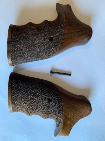 Pues eso busco cachas para revolver S & W redondas K L (round butt) madera, me gustan tipo combat 112