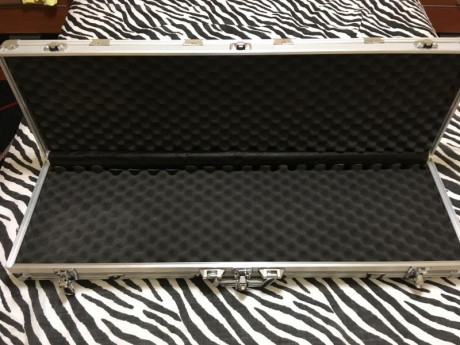 Vendo maletín para escopeta seminuevo, en aluminio con espuma interior y 3 cierres con dos llaves. Medidas: 01