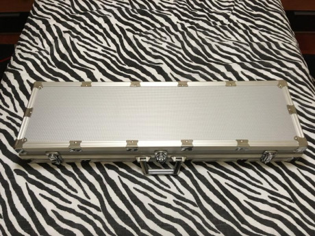 Vendo maletín para escopeta seminuevo, en aluminio con espuma interior y 3 cierres con dos llaves. Medidas: 00