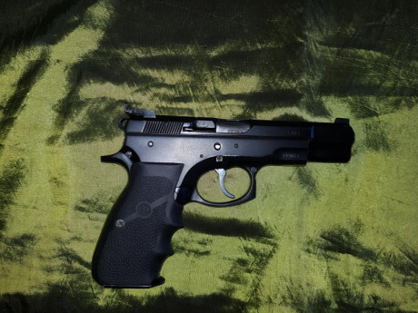 hola vuelvo a rebajar mi cz75b con dos juegos de mira maletin y dos cargadores.en 210 euros.tf: 654372033 01