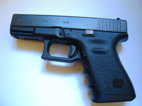 Se vende Pistola Glock 19 de 3º Generacion con 2 cargadores y caja. 
Se vende para hacer caja para otro 01