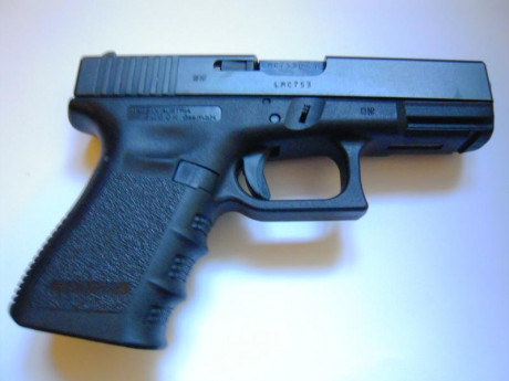 Se vende Pistola Glock 19 de 3º Generacion con 2 cargadores y caja. 
Se vende para hacer caja para otro 00