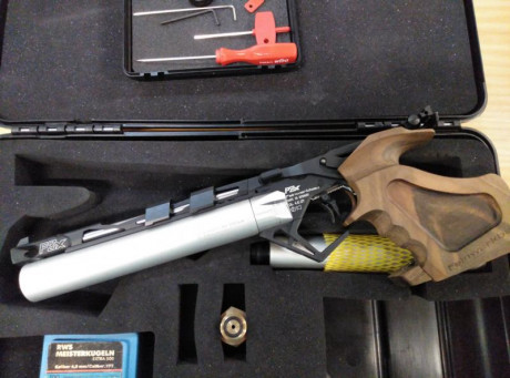 Vendo pistola Feinwerkbau p8x.Lleva los accesorios originales, la cacha es de la talla m y va con dos 01