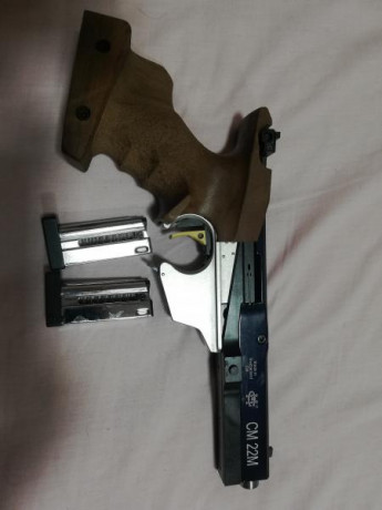 Vendo morini CM22 absolutamente impoluta, cacha M sin ningun retoque, la pistola tiene un año, comprada 11