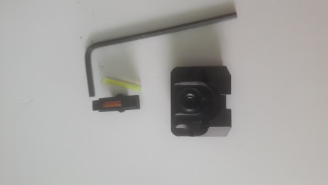 Vendo alza y punto de mira de combate de Glock, 25 euros. Comprada por error 00