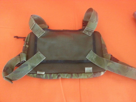 Ideal para senderismo, airsoft o como bolsa de tiro, en el interior lleva para dos portacargadores, numerosos 01