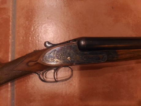 Vendo escopeta paralela calibre 12 marca Victor Sarasketa en muy buen estado. Tiene en la culata grabados 11