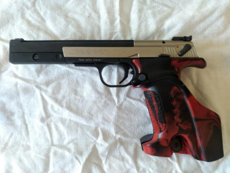 Vendo Hämmerli X-Esse 22LR, cachas deportivas, gatillo y alza regulables, dos cargadores, caja original 02