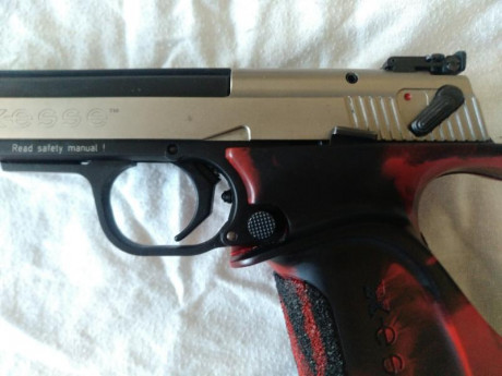 Vendo Hämmerli X-Esse 22LR, cachas deportivas, gatillo y alza regulables, dos cargadores, caja original 01